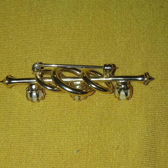 Faux Pearl Brooch - Picture 2 of 4
